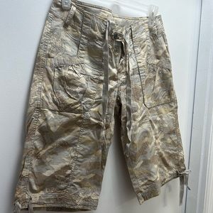 Natural Reflections ladies camo cargo capris NWT Sz4